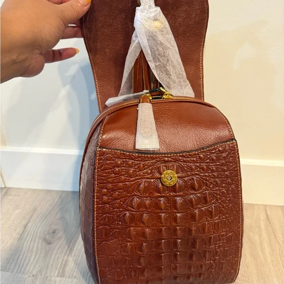 Elegant Brown Crocodile-Embossed Backpack - Picture 3 of 5